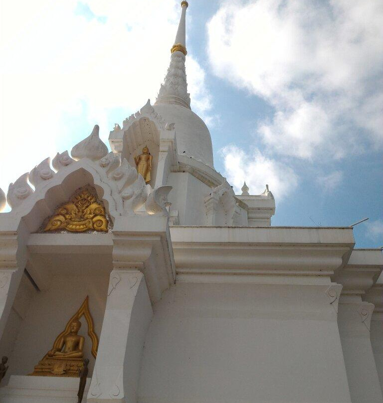 Chedi Phra Borommasaririkkathat Khao Kho景点图片