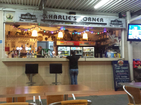 Tanjong Surat餐馆和美食-Charlie's Corner