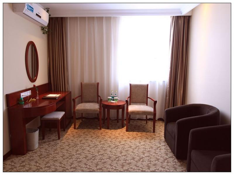 格林豪泰兴化英武中路快捷酒店主图