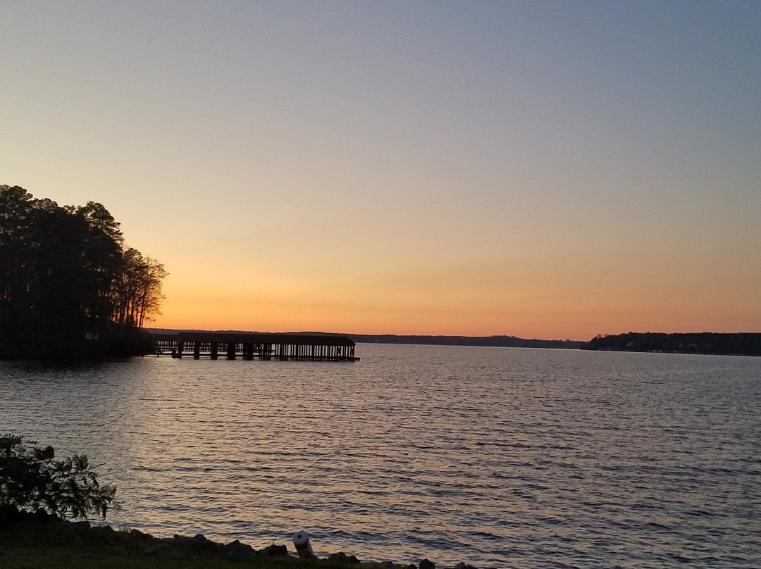 Gasburg餐馆和美食-The Pointe at Lake Gaston