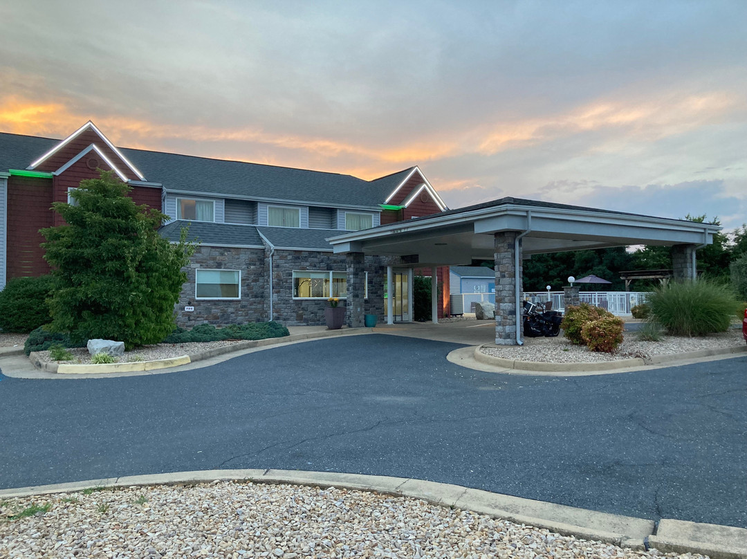 Clarion Pointe Staunton East主图