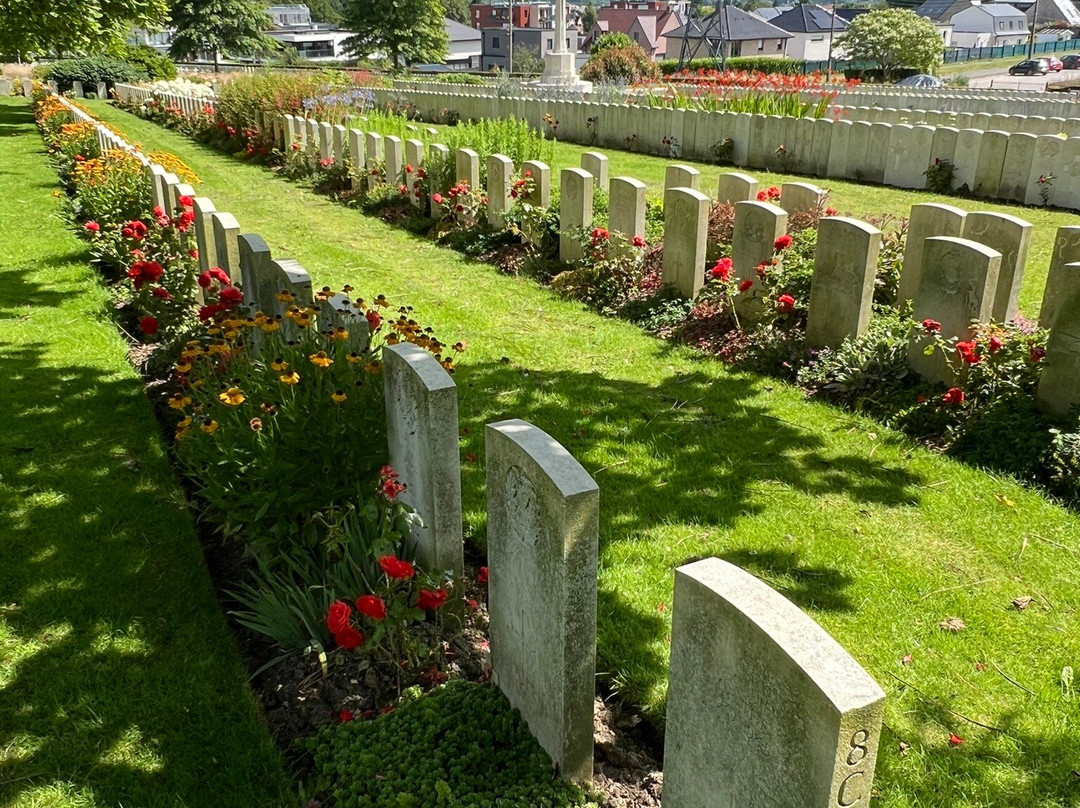 Longuenesse Saint Omer Souvenir Cemetery景点图片