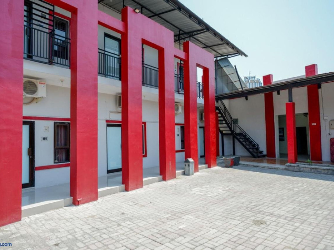 RedDoorz Syariah near Alun Alun Tegal
