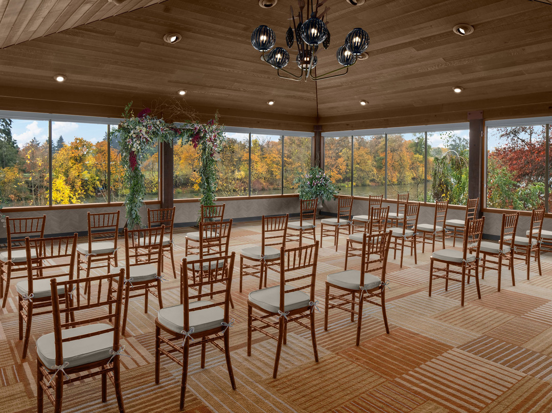 山谷河流旅馆主图