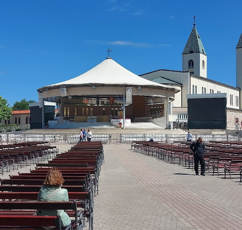 St. James' Parish Church景点图片