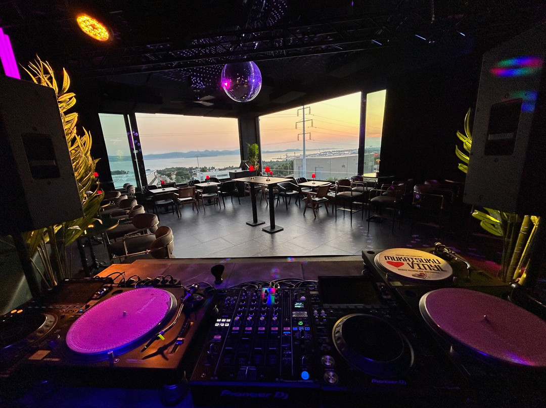 33.45 Cocktail Bar