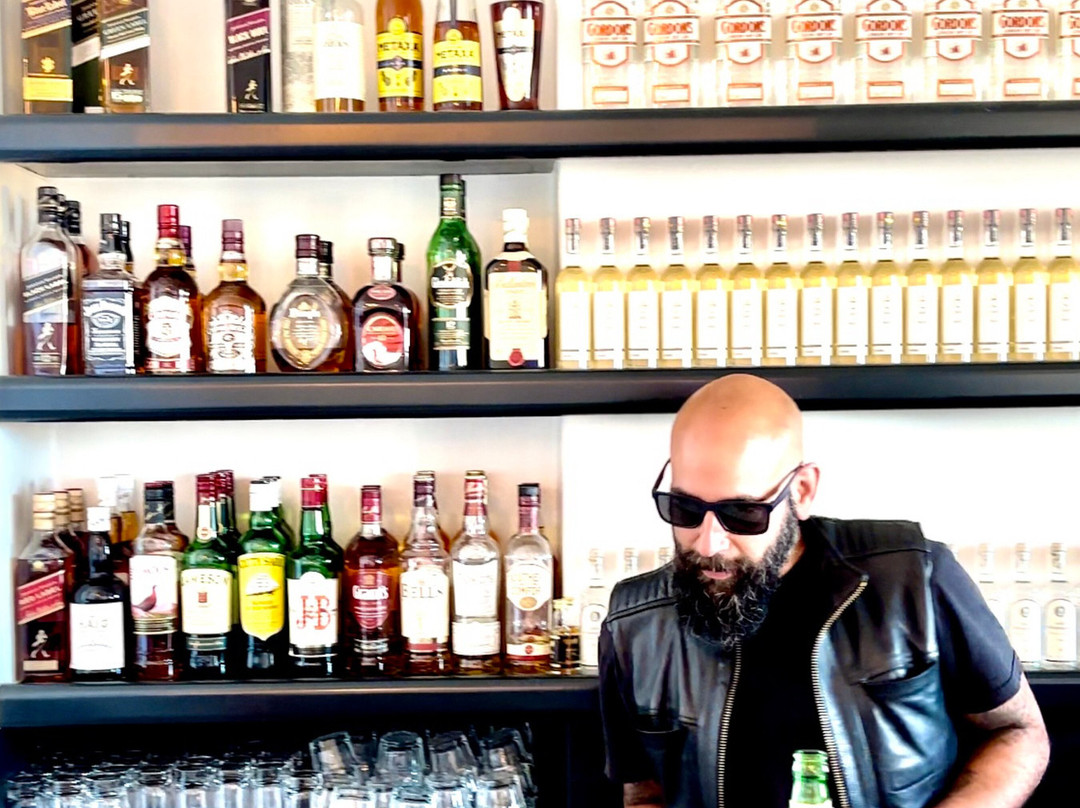 Look Cafe & Billiards Bar-Drios必去景点