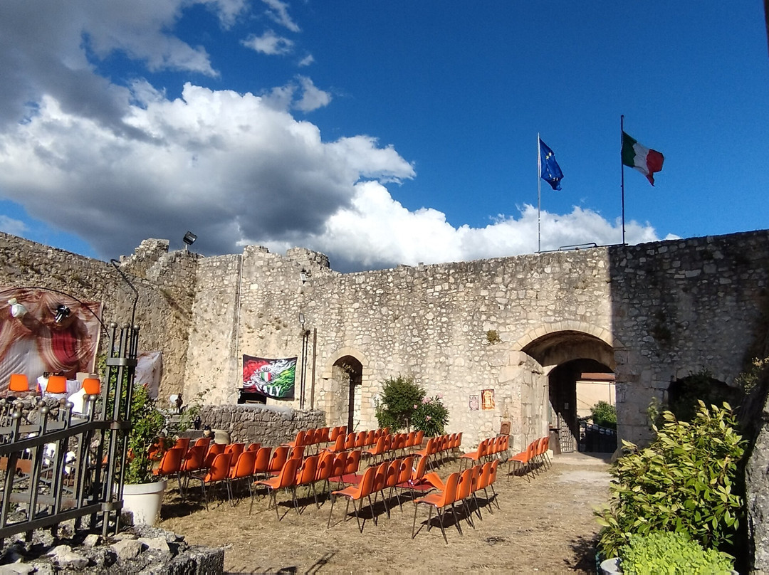 Ruderi Del Castello Dei Conti Dei Marsi-Colli di Montebove必去景点