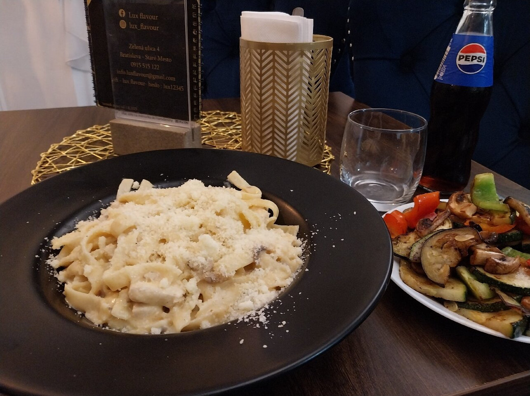 Lux Flavour Bar & Restaurant主图