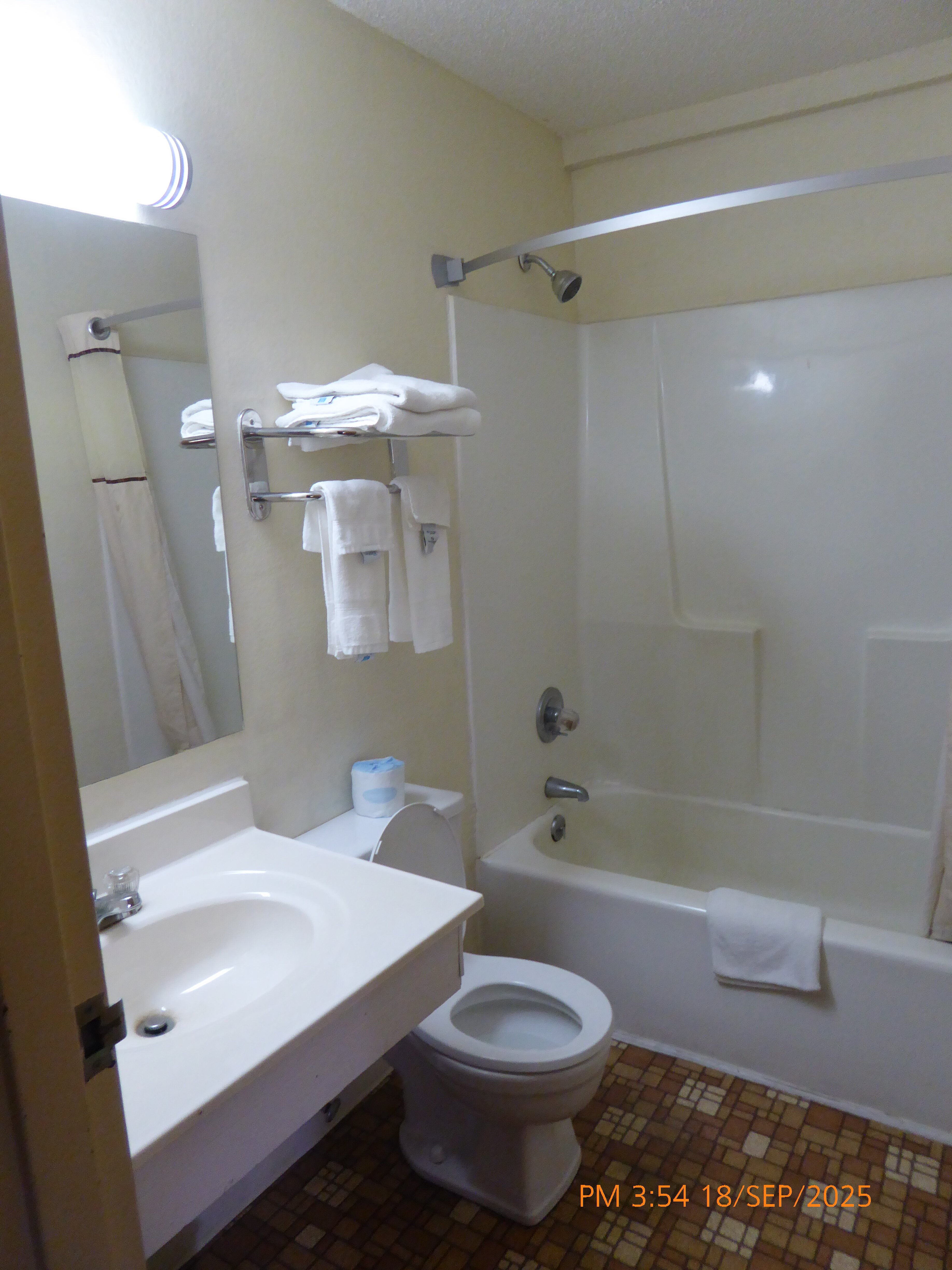 Super 8 by Wyndham Salem-浴室