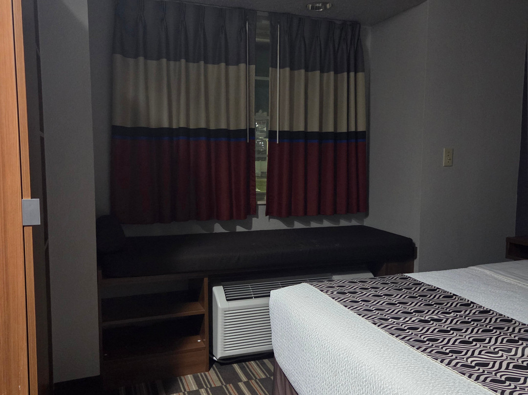 艾康诺洛奇套房酒店主图