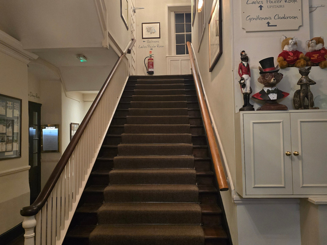 The Snooty Fox Hotel主图