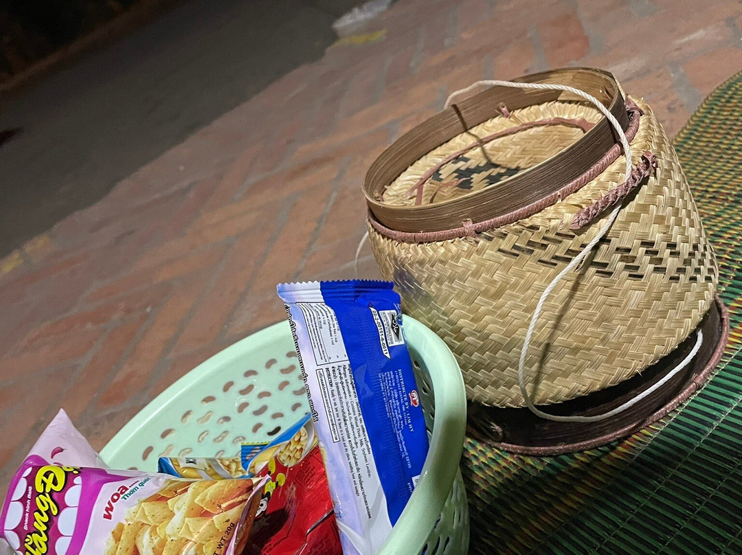 布施仪式-琅勃拉邦必去景点