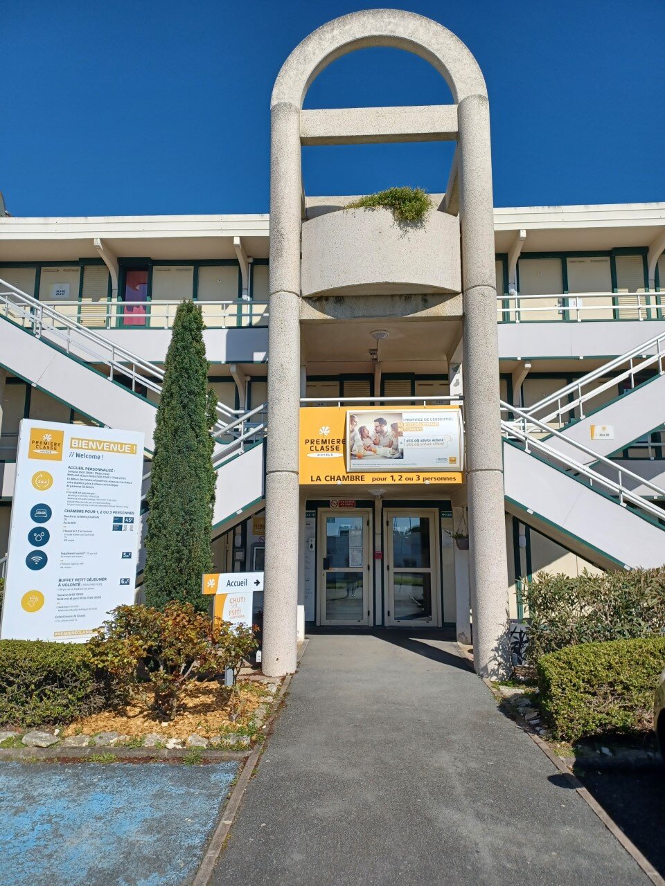 南拉罗谢尔 - 安格林斯普瑞米尔经典酒店-浴室