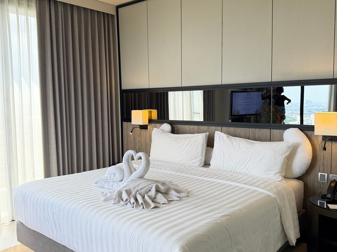 Whiz Luxe Hotel Spazio Surabaya主图