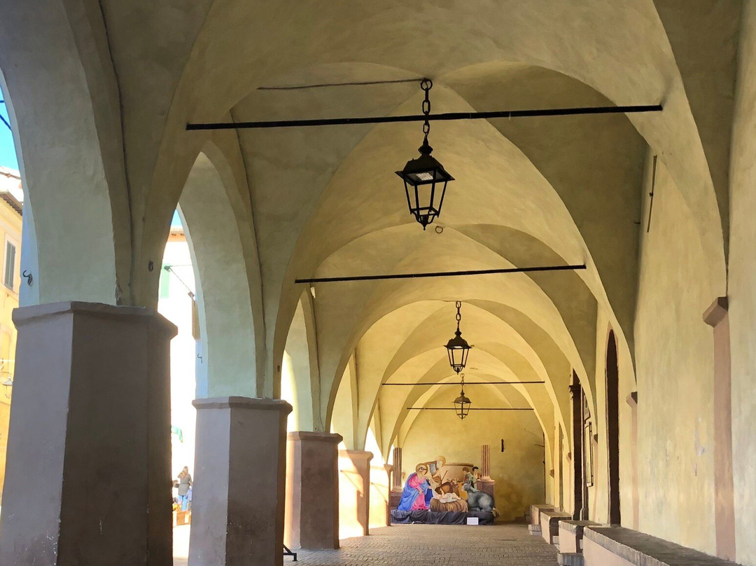 Loggiato Di Piazza Mazzini-Trevi必去景点