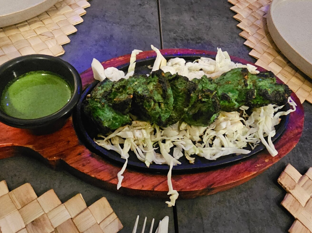 Momos Tavern