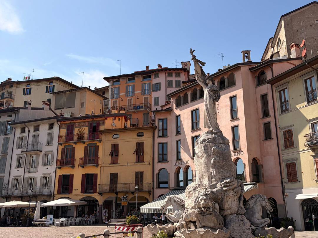 Fontana di Piazza XIII Martiri di Lovere-洛韦雷必去景点