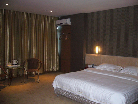 维也纳酒店(南丹洞天酒海景区金芙蓉广场店)主图