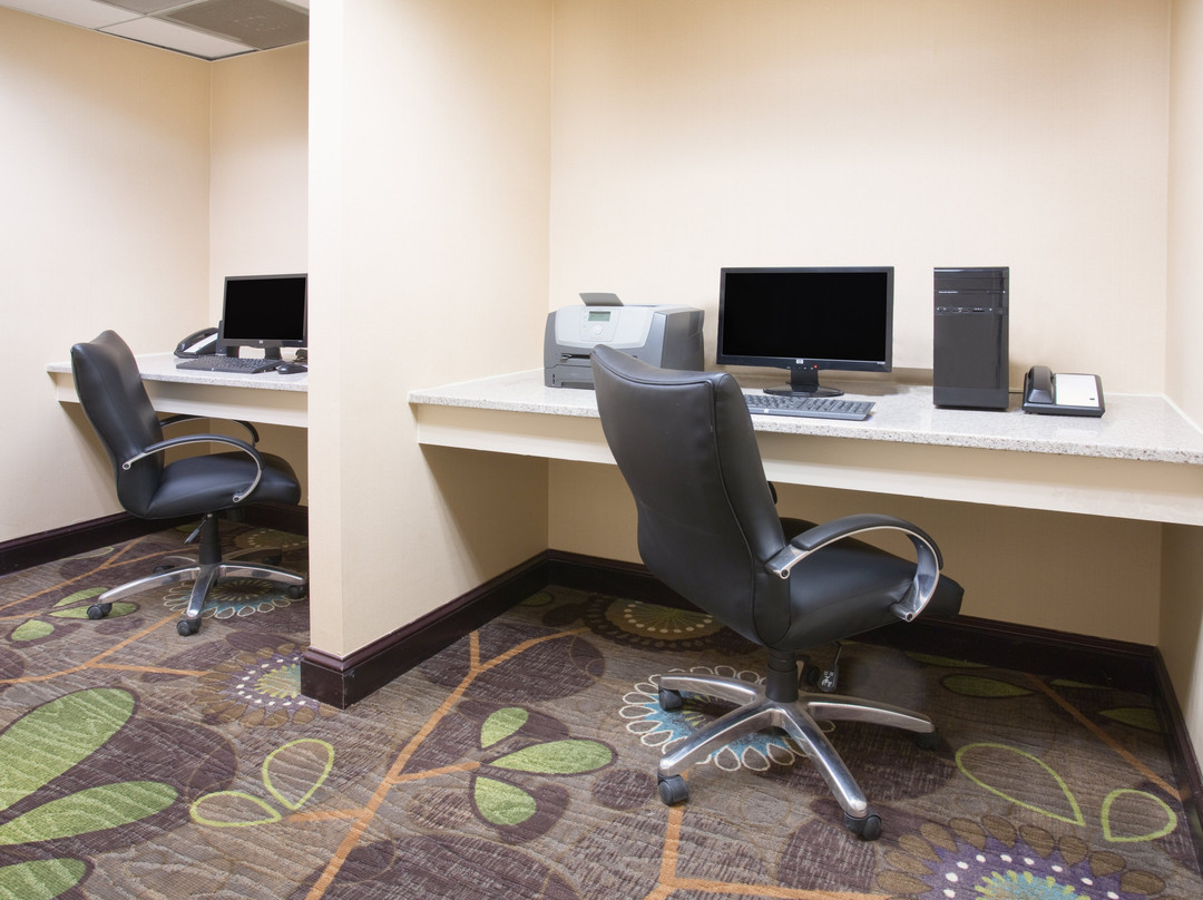 Holiday Inn Express & Suites Minot By IHG主图