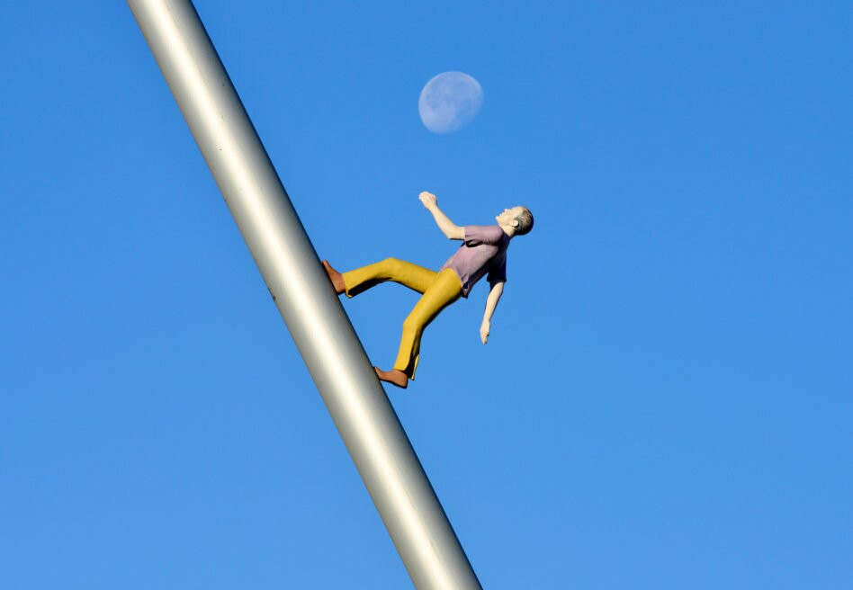 Man walking to the sky-卡塞尔行政区必去景点