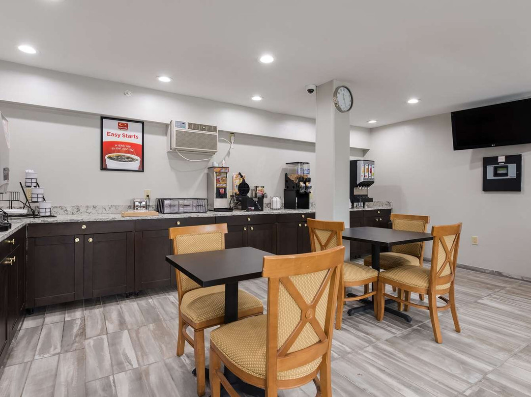 Econo Lodge Inn & Suites