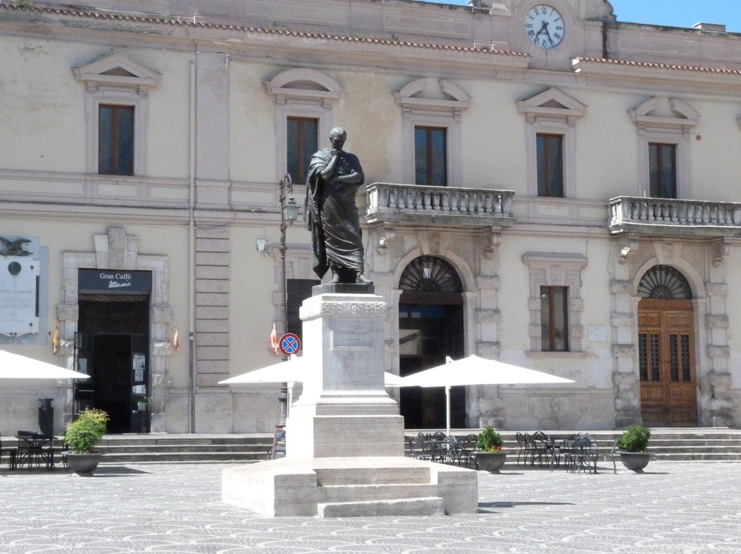 Statua di Ovidio-苏尔莫纳必去景点