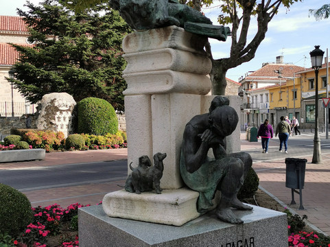Estatua Jacinto Benavente-Galapagar必去景点