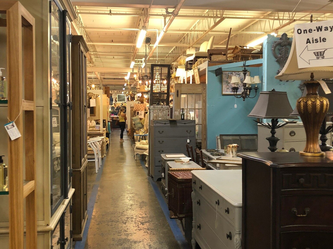 The Sleepy Poet Antiques Mall-夏洛特必去景点
