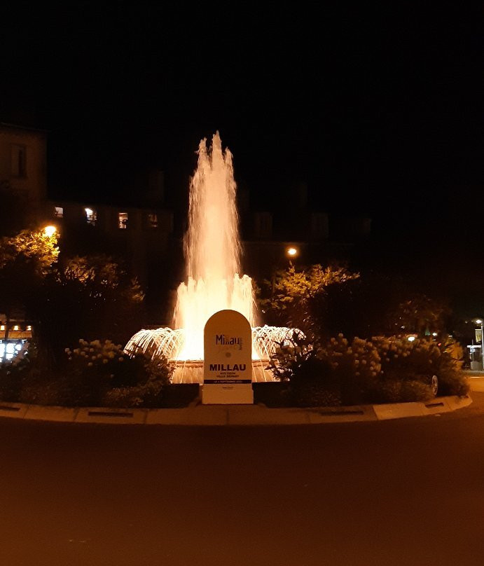 Fountain  Place du Mandarous in Millau-米约必去景点