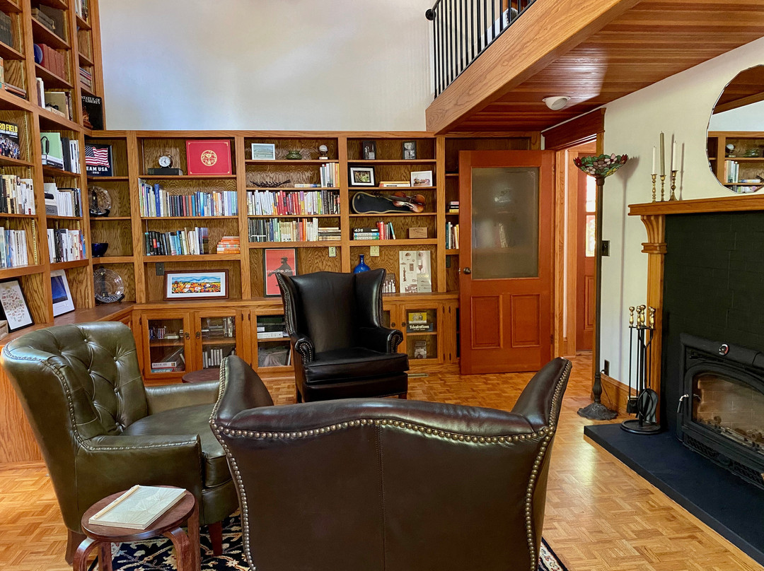 Mount Tom House主图