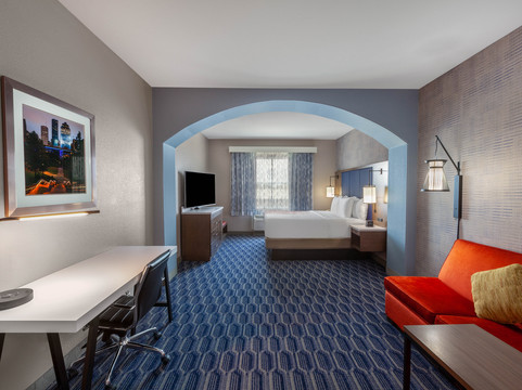 Cloverleaf酒店住宿-休斯敦钱纳尔维尤拉金塔旅馆&套房酒店