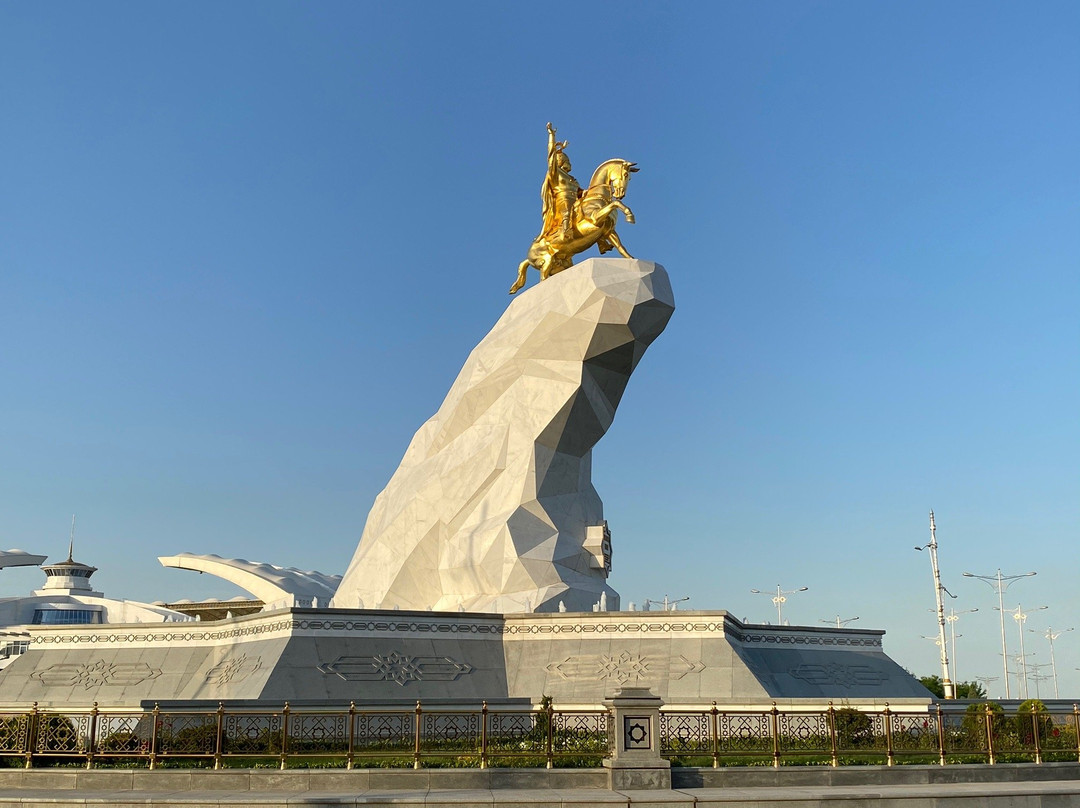 Statue of the President Arkadag-阿什哈巴德必去景点