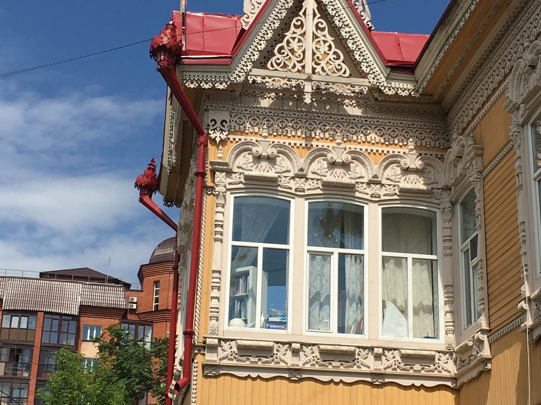 House with Firebirds景点图片