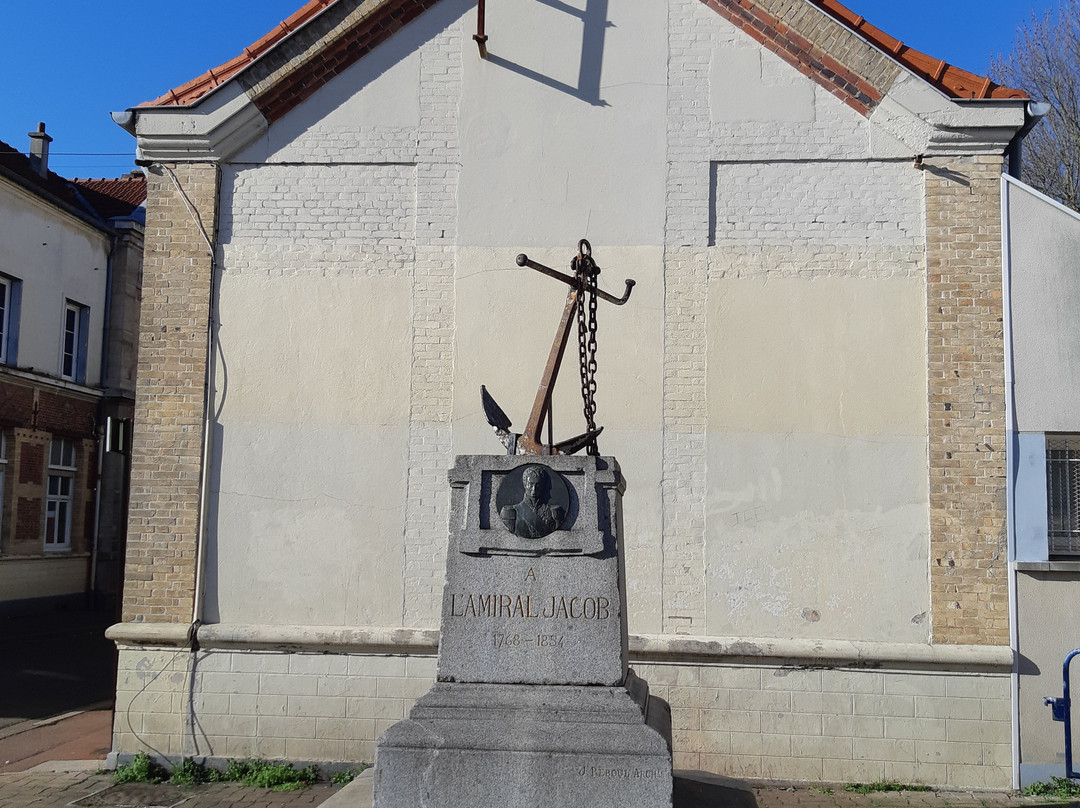 Monument à l'Amiral Jacob-Livry-Gargan必去景点