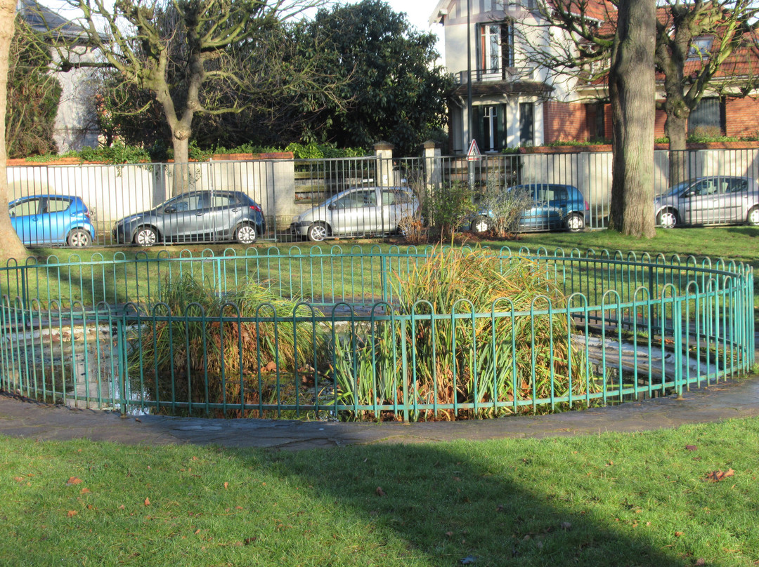 Square Victor Basch-圣莫代福塞必去景点