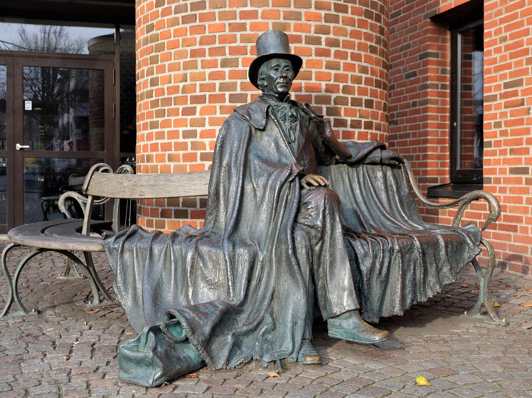 Hans Christian Andersen on Bench-欧登塞必去景点