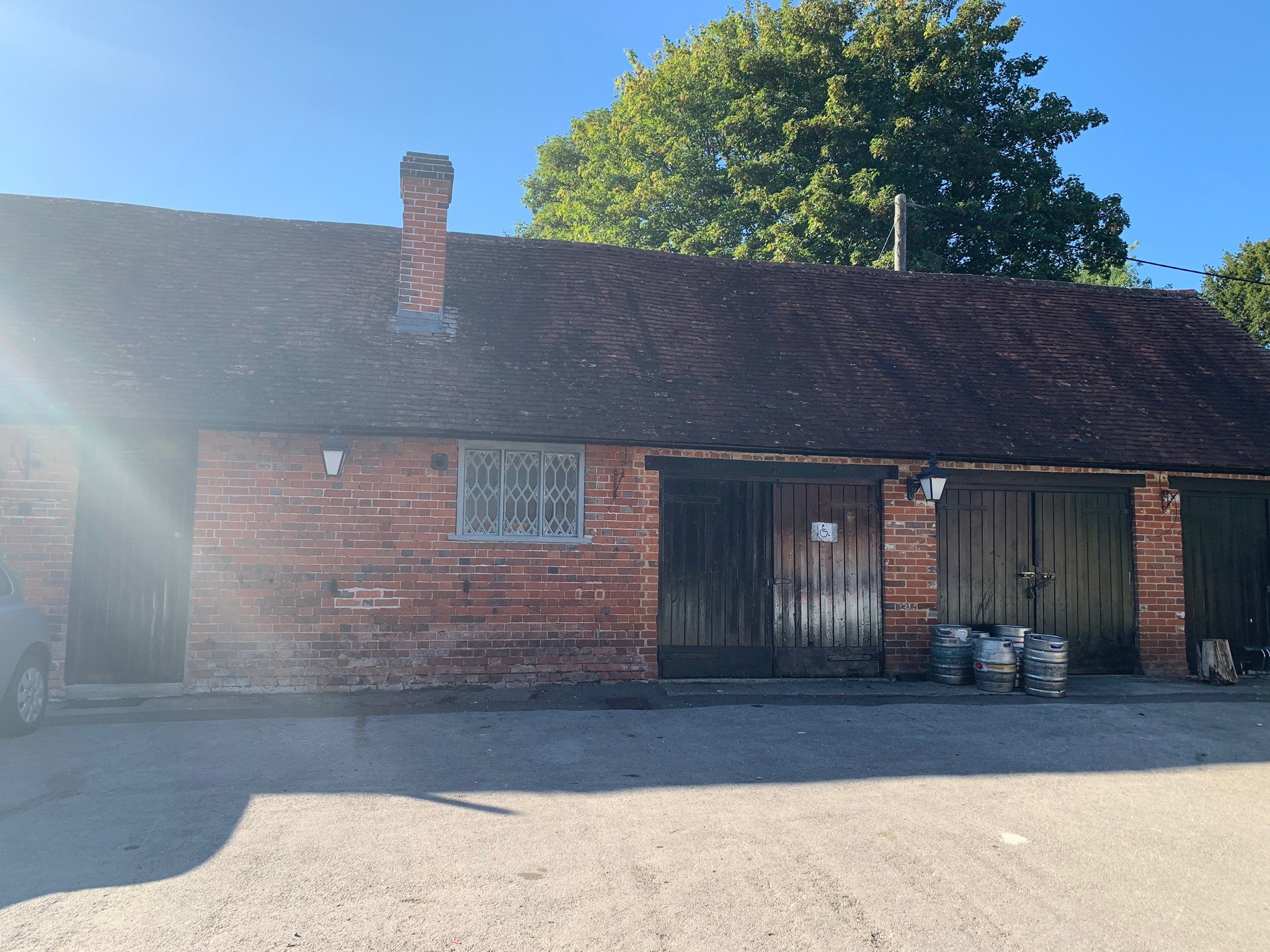 The Dolphin Inn-官方