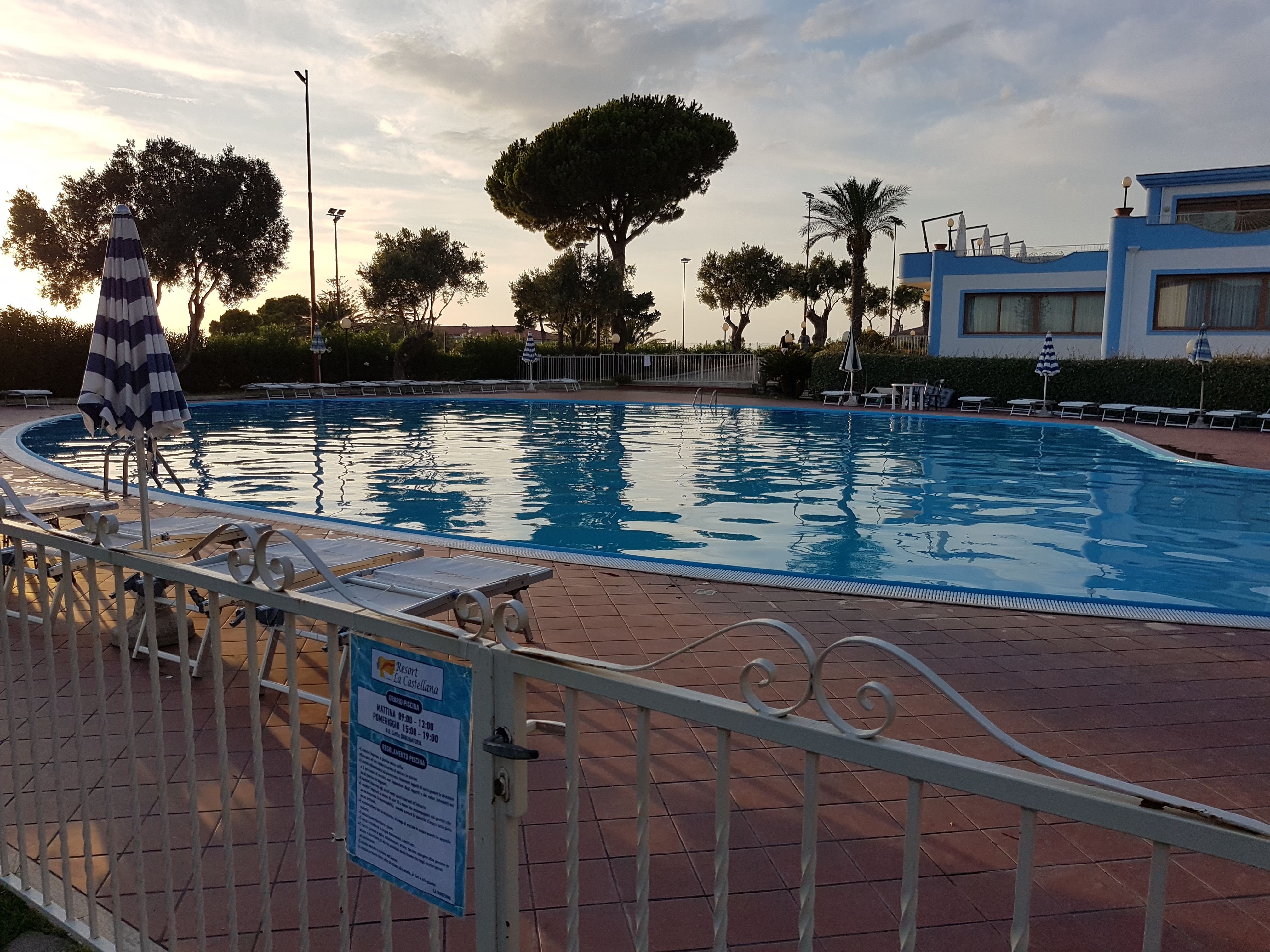 Club Residence La Castellana Mare-泳池
