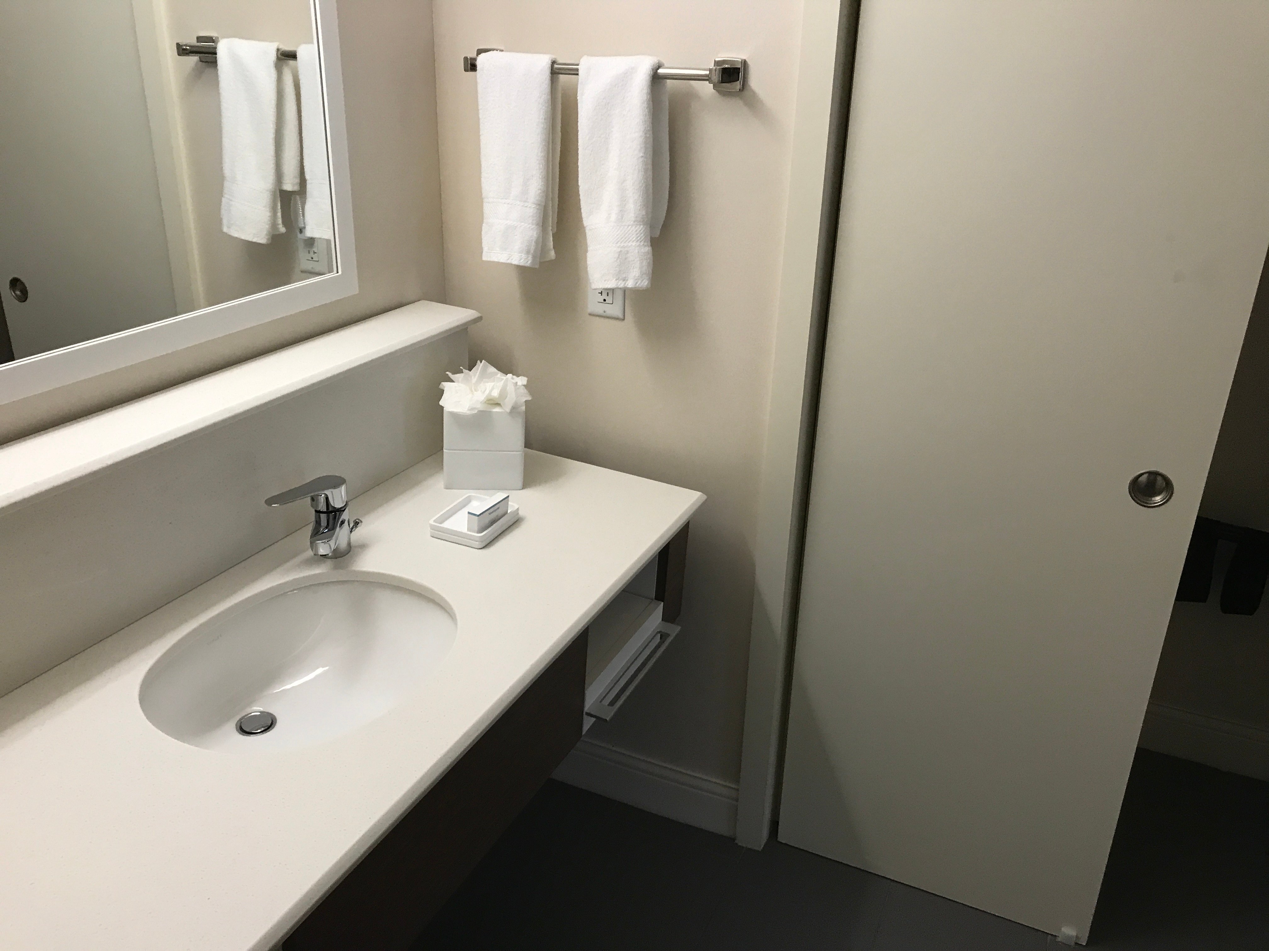 Hampton Inn & Suites Yonkers Westchester-浴室