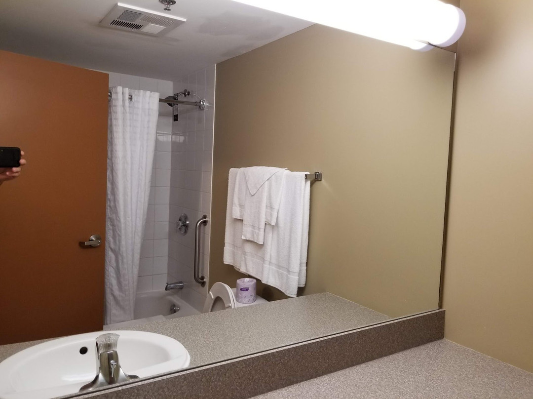 米德兰速8酒店主图