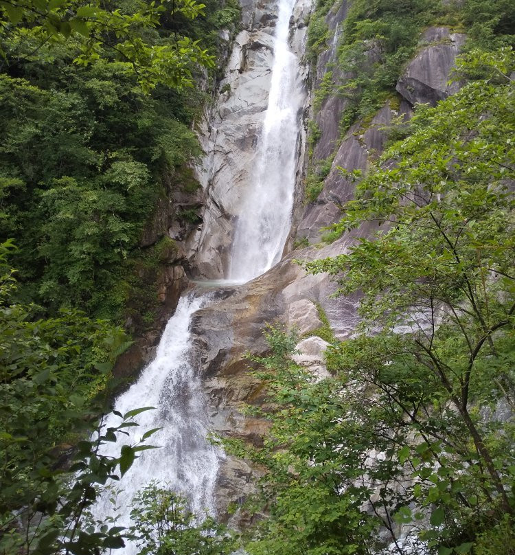 Minamishojigatake Waterfall景点图片