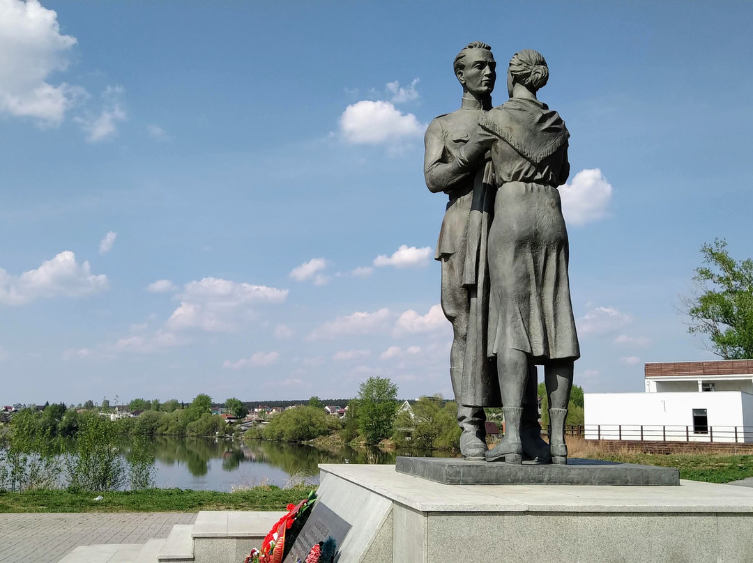 Monument to the Overcoat景点图片