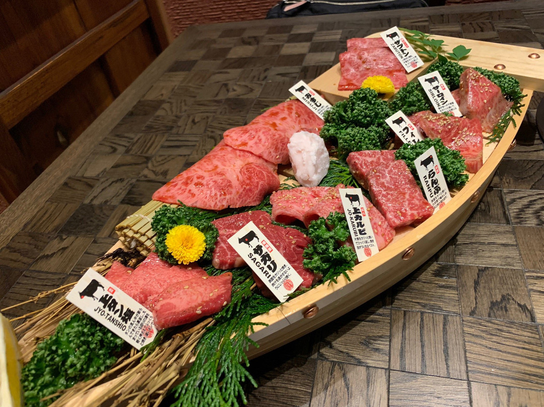 神戸牛焼肉&生タン料理 舌賛