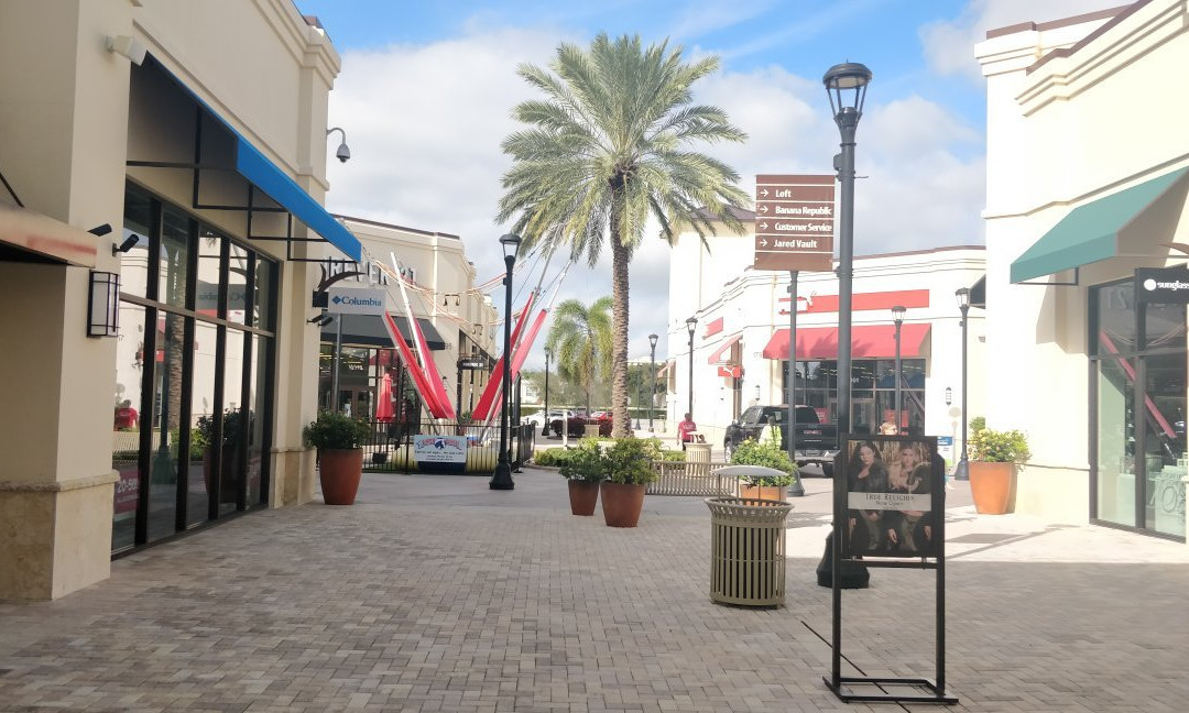 Tanger Outlets Palm Beach景点图片