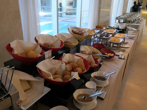 Pyramid Continental Hotel主图