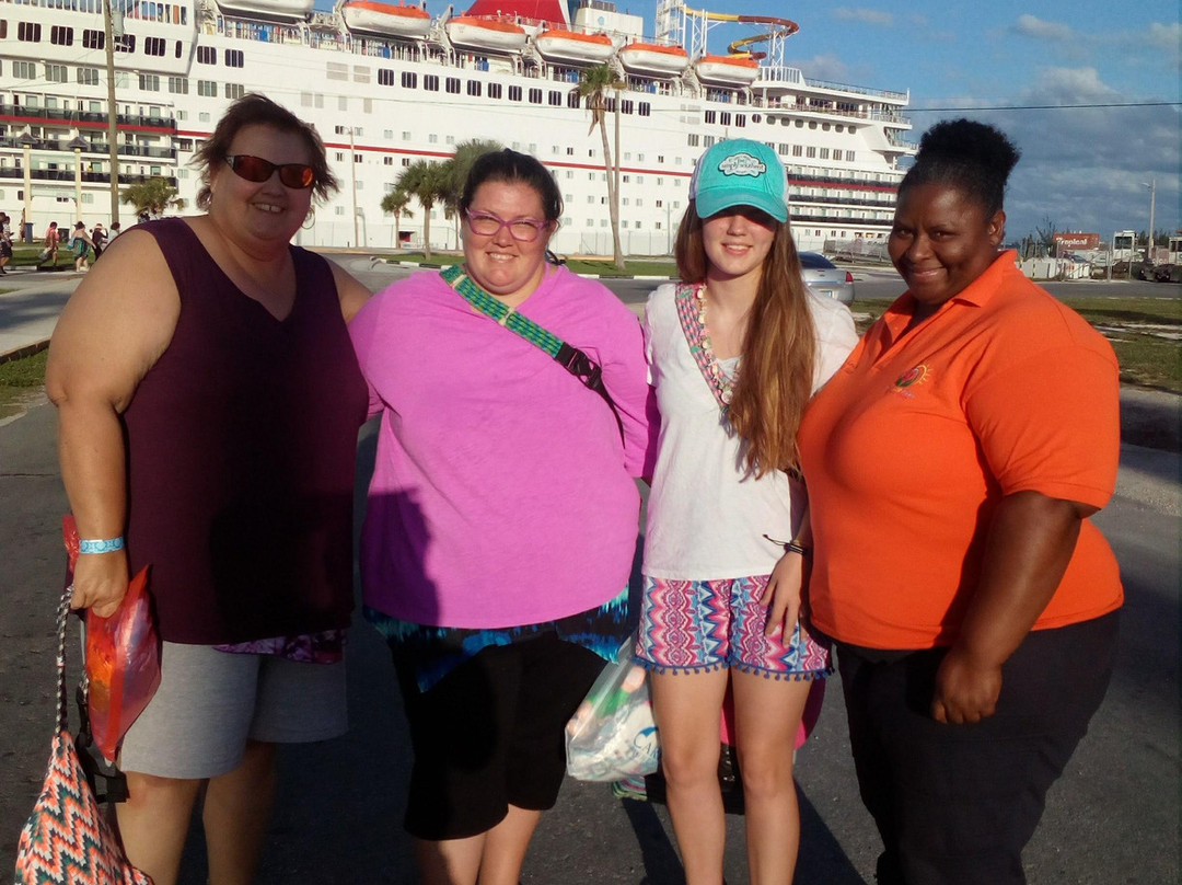 At YOUR Pace Private Tours-拿骚必去景点