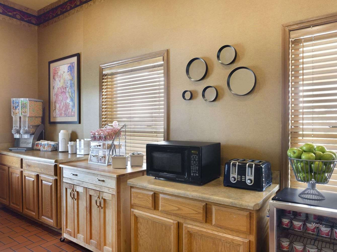 奥尔顿速8酒店主图