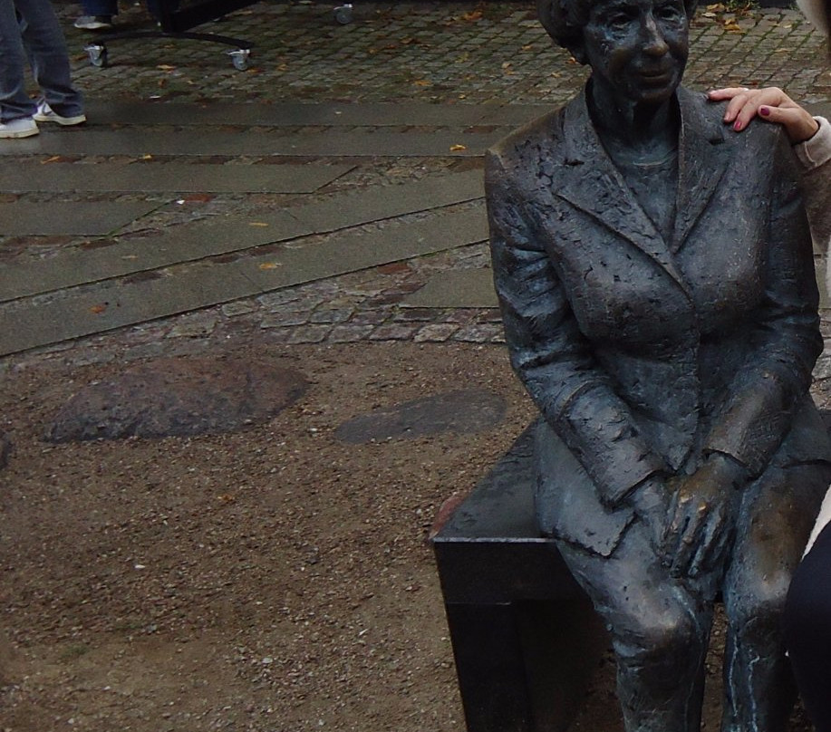 Lise Noergaard Statue-罗斯基勒必去景点