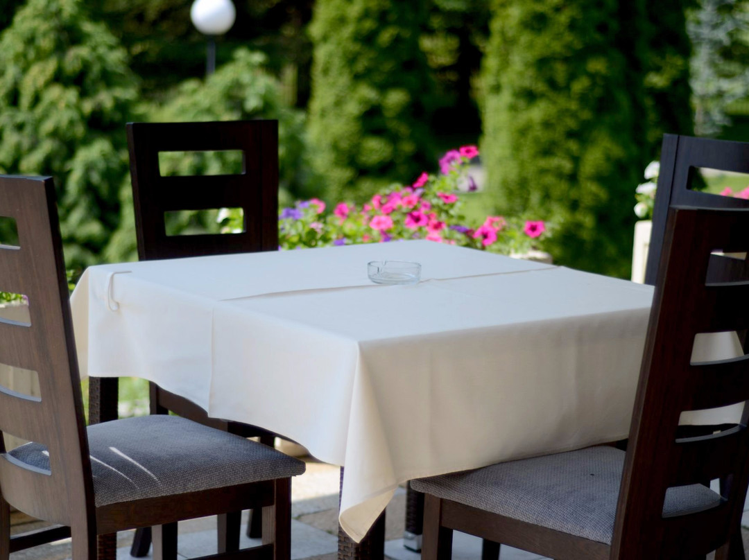 White Horse & Paradise Complex主图